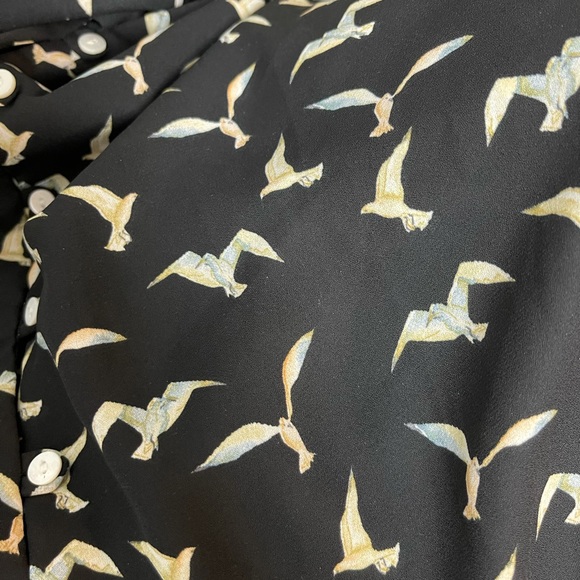 Karen Kane Seagull Print Blouse. Size S - Picture 12 of 13
